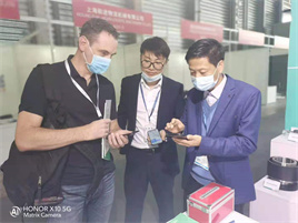 与国外客户交流洽谈